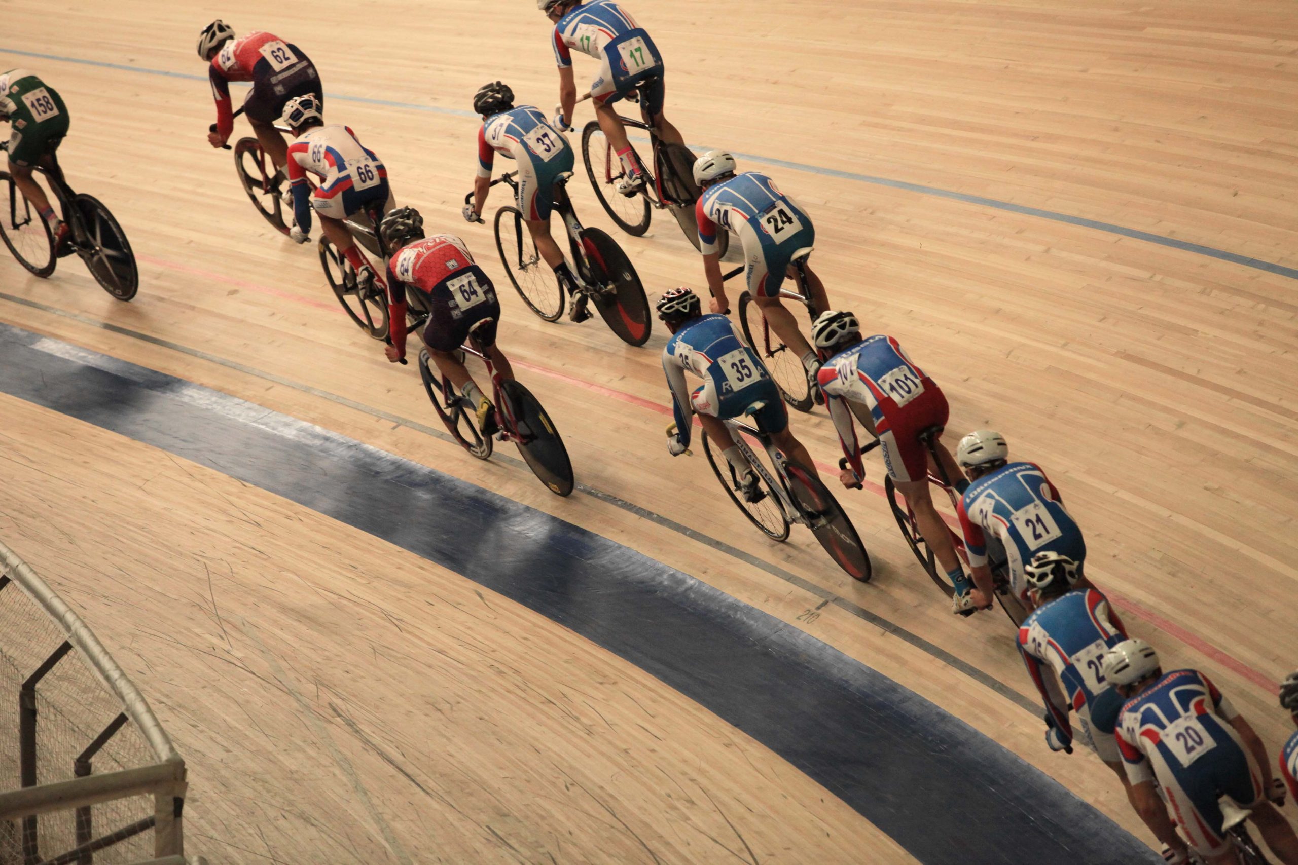 Speed cyclist competing